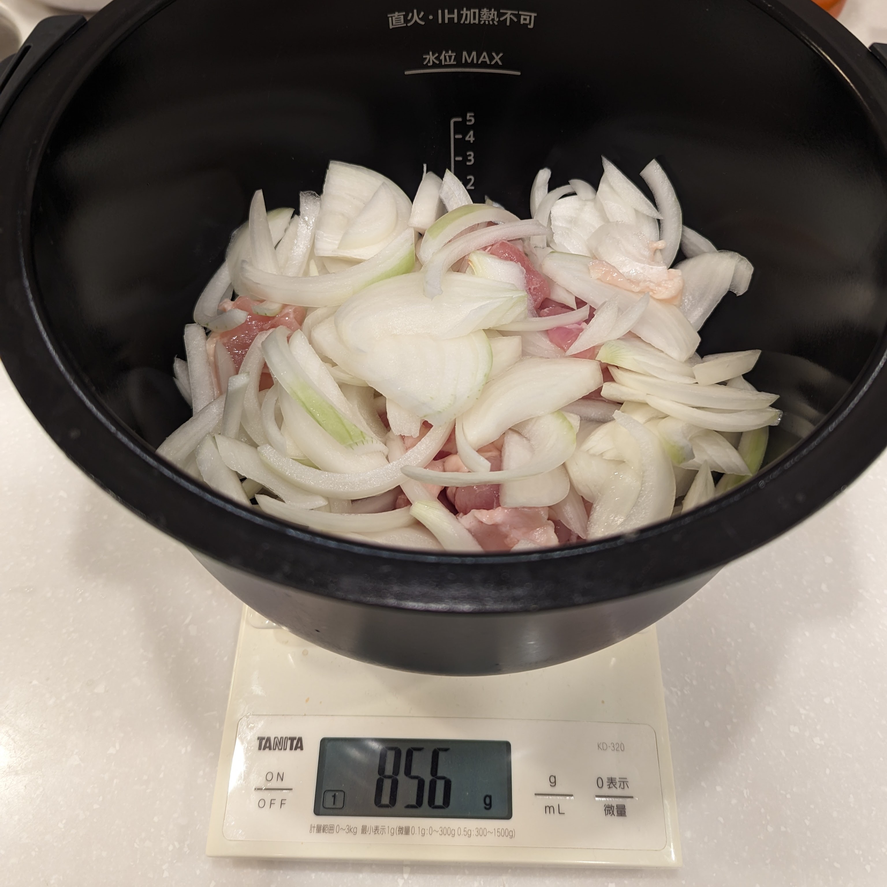 デジタル重量計で材料を量る様子